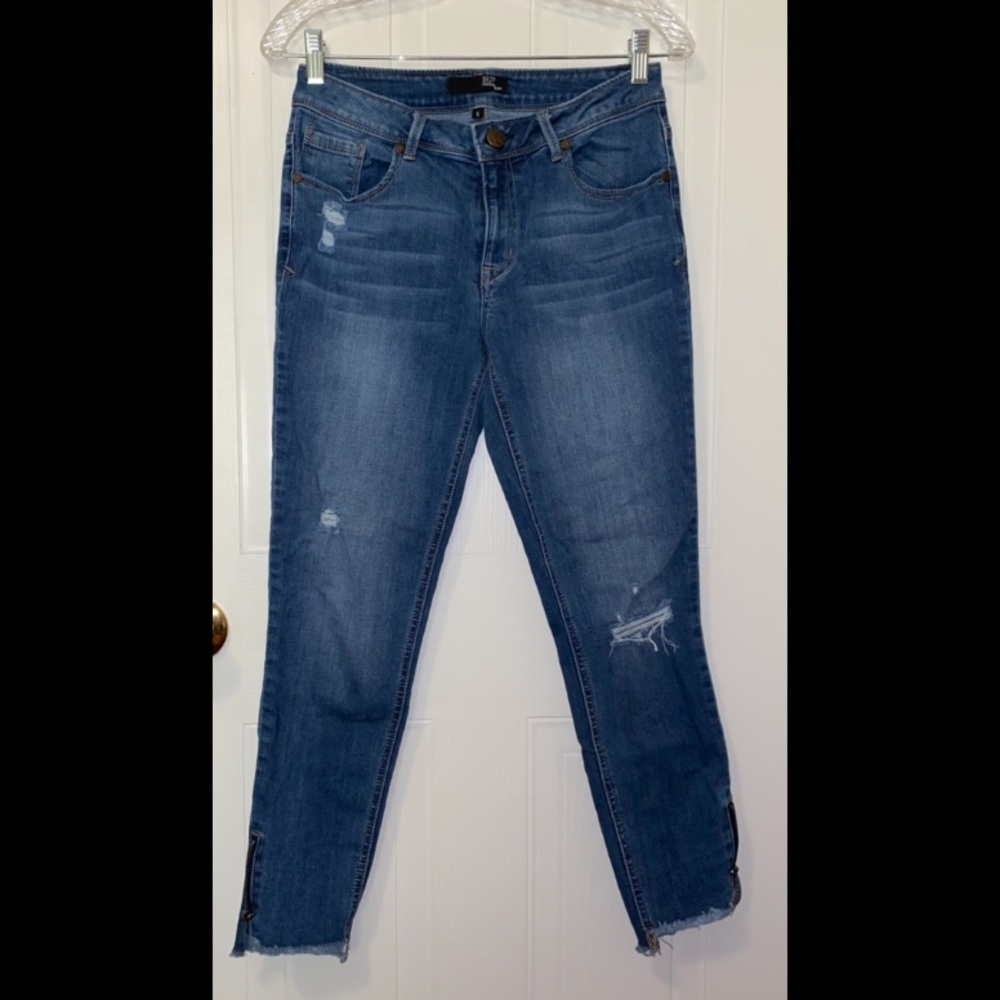 SZ 6, 1822 Distressed Denim w/ Zipper Ankle